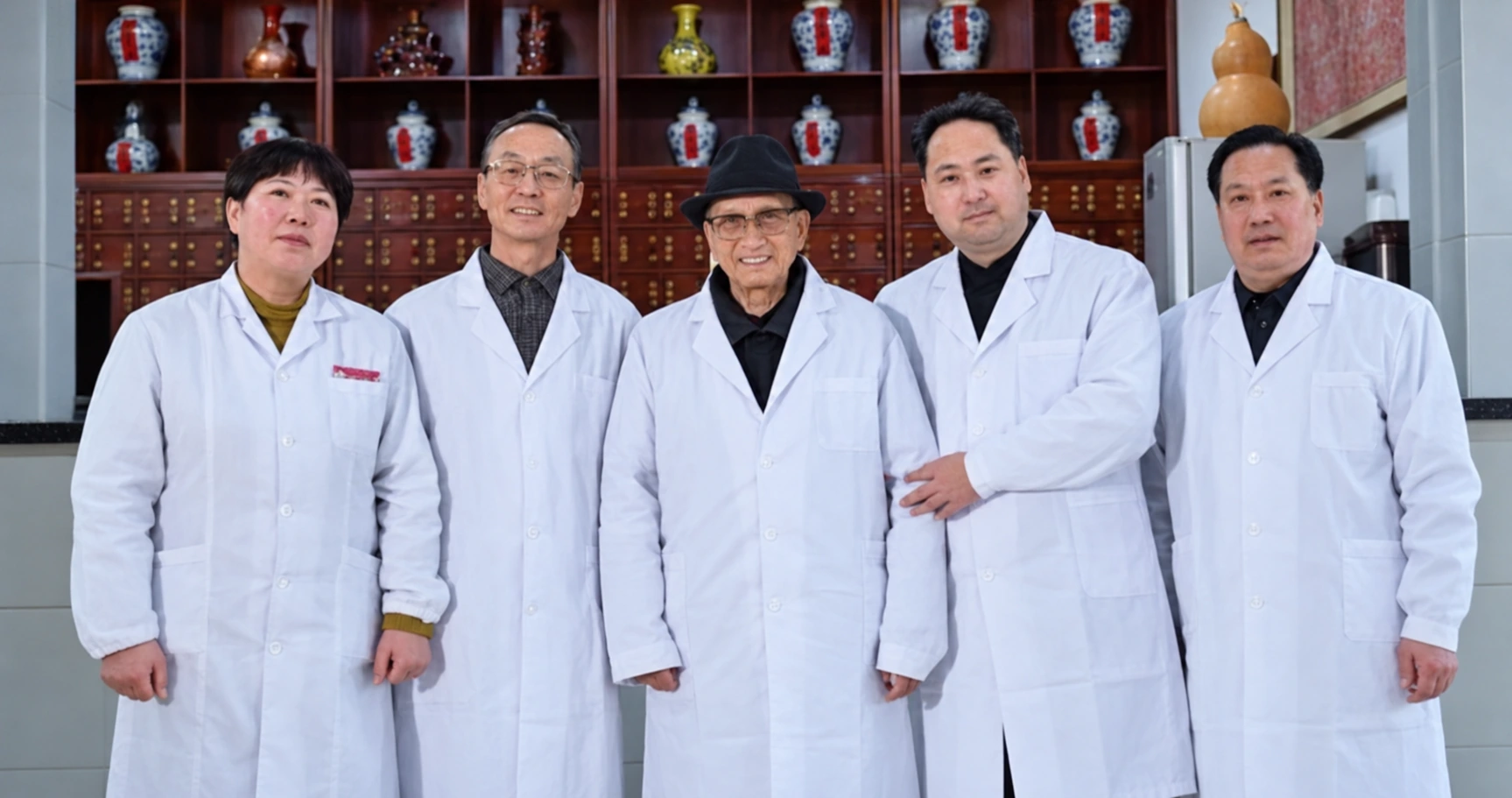 品牌资料中的岐黄食品科学研究院专家团队合影,照片经清晰度修复